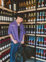 Camisa de manga corta con corte híbrido boxy fit/oversize, confeccionada en algodón. Disponible en tres diseños: a cuadros marrones, a rayas blancas y negras, y a rayas burdeos y blancas. Presenta bordados de diseño propio de la marca.