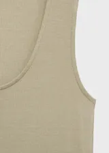 Vestido midi de diseño combinado con cuerpo de algodón acanalado y falda evasé con panel fruncido en la cintura. Presenta cuello escotado y tirantes anchos.