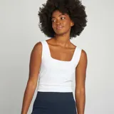 Camiseta blanca de tirantes con cuello cuadrado.