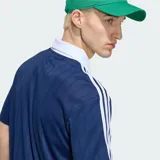 Camiseta Adidas Archive Collar Engineered de manga corta, color azul marino con diseño de finas rayas verticales tono sobre tono. Presenta cuello polo en V y cuello en color blanco, con las icónicas tres tiras de la marca en los hombros y mangas, y el logo de Adidas Originals estampado en el pecho en color blanco.