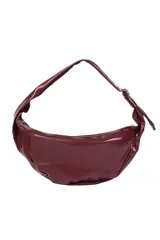 Cartera negra en forma de media luna, con cierre superior y ojales metálicos plateados en el borde.