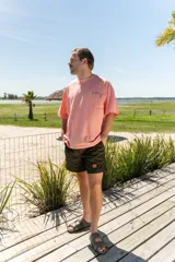 Bermuda color beige de pana con corte recto, calce cómodo, bolsillos laterales y traseros, y elástico en la cintura.