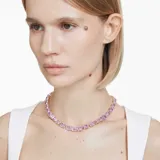 Collar tennis con cristales morados en talla octogonal y engarce bañado en tono oro.