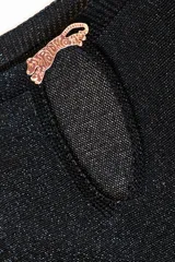 Sweater negro de tejido calado con lurex, escote barco y manga larga. Tiene un tigre insignia de Polonio en la espalda.