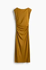 Vestido midi entallado en punto elástico de color mostaza, con escote bote, manga japonesa y cintura fruncida con diseño drapeado en los laterales.