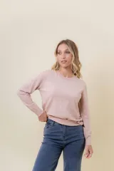 Buzo de punto color beige melange, de manga larga, cuello redondo y corte recto.