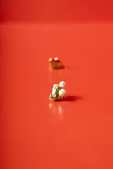 Par de aros dorados con textura irregular, adornados con tres perlas blancas y un pequeño cristal brillante.