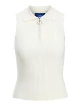 Top de punto canalé negro, sin mangas, con cuello polo y cierre frontal parcial con tirador circular.