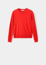 Sweater de punto fino color rojo, con cuello redondo y manga larga de diseño recto.