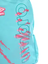 Mochila azul marino con diseño gráfico de salpicaduras en verde lima y letras blancas y verdes que forman la palabra "Umbro" verticalmente. Incluye el logo de Umbro en la parte superior central.