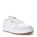 Championes Puma Court Classic Lux SD de estilo urbano, con diseño inspirado en el tenis. Presenta una base de cuero sintético blanco con refuerzos de gamuza en tono gris claro en la puntera y el talón. Incluye detalles metálicos dorados en los ojales y el logo de la marca, cordones blancos y una suela de goma color caramelo.