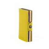 Billetera tipo tarjetero de cuero negro con caja de aluminio interna y sistema de deslizamiento para tarjetas. Cuenta con cierre mediante broche a presión.