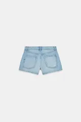 Shorts de denim azul claro lavado, tiro medio, corte en línea A y cinco bolsillos. Presenta cierre frontal con cremallera y botón metálico.