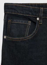 Pantalón de jean azul oscuro, de corte wideleg y tiro bajo.
