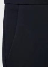Pantalón de traje tiro medio, color azul marino, de diseño recto con trabillas, cierre oculto de botón, gancho y cremallera, dos bolsillos laterales y dos bolsillos de ribete en la parte posterior.