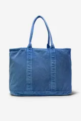Bolso tipo tote bag Ecoalf modelo Palms Medium, confeccionado en 100% algodón reciclado con acabado garment dyed de color rosado. Cuenta con doble asa de hombro, bolsillo frontal abierto con el logo de la marca bordado y diseño amplio y funcional.