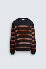 Jersey de punto con ajuste relajado, cuello redondo y manga larga. Presenta un diseño de rayas horizontales en color naranja sobre una base de color azul marino, con acabados en rib en puños, cuello y ruedo.