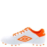 Championes de fútbol 11 Umbro modelo Touch AT, color negro con detalles en naranja vibrante. Presentan el logo de la marca en el lateral, cordones naranjas y suela con tapones para césped.