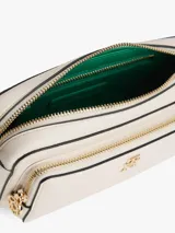 Cartera tipo bandolera Tommy Hilfiger de acabado granulado en color beige. Presenta un diseño rectangular con cierre de cremallera, bolsillo frontal exterior con cierre y el monograma TH metálico en dorado en la parte delantera. Incluye una correa extraíble.