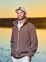 Campera impermeable liviana color marrón para hombre, con cierre frontal y bolsillos laterales con cremallera.