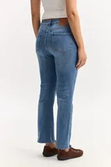 Jean mom de tiro alto, de corte holgado en las piernas, color celeste con lavado desgastado.