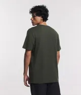 Remera básica de hombre con cuello redondo y manga corta, confeccionada en algodón con textura acanalada y corte comfort.