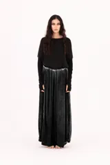 Pantalón palazzo negro de tiro alto, con cintura definida y silueta amplia con caída.