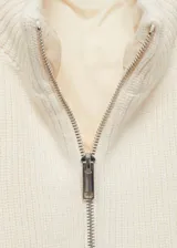 Chaleco acolchado de diseño combinado, con frente y espalda en tejido técnico y laterales en tejido de punto acanalado. Presenta cuello alto y cierre frontal con cremallera.