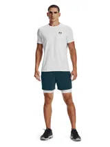 Short deportivo Under Armour HeatGear de compresión color blanco, con cintura elástica ancha en contraste con el nombre de la marca y logo en la pierna derecha.
