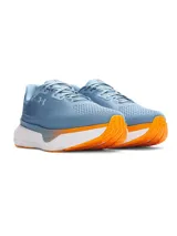 Championes de running Under Armour Infinite Pro 2, color celeste con entresuela blanca y detalles en naranja en la suela. Presentan una parte superior de malla técnica transpirable, diseño de talón para mayor estabilidad y amortiguación HOVR+ para retorno de energía.