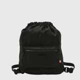 Mochila urbana de cuero vegano color negro, con diseño de cierre superior tipo saco con cordón ajustable. Cuenta con un bolsillo frontal con cierre, correas ajustables y etiqueta lateral distintiva.