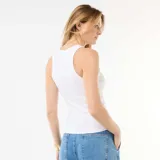 Musculosa blanca de canalé, ajustada al cuerpo, con cuello redondo y diseño clásico.