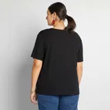 Remera negra de corte clásico con cuello en V y mangas cortas.
