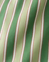 Sobrecamisa de corte oversize a rayas violetas y blancas, con cuello clásico, cierre frontal de botones y bolsillos frontales.