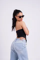 Top strapless blanco con nudo central y corte irregular.