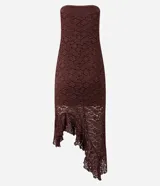 Vestido midi strapless de encaje floral bordó, con corte ajustado hasta la cadera y bajo asimétrico decorado con volados.
