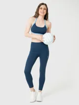 Calza deportiva de largo tobillero color azul, con pretina alta y bolsillo lateral. Confeccionada en tejido suave con tecnología Aloe Vera.