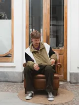 Buzo afelpado de hombre con diseño color block en marrón, azul y blanco.