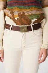 Cinturón de cuero marrón con hebilla metálica cuadrada de diseño radiante y detalle de costura decorativa en los laterales.