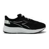 Championes deportivos Diadora modelo Active Passo 2, color negro con detalles plateados reflectantes. Presentan una capellada de malla transpirable, logo lateral en forma de rayo y una suela gruesa blanca con detalles texturizados.