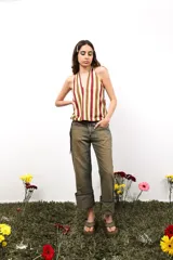 Top de cuello halter con estampado de rayas verticales en tonos granate, beige y mostaza. Confeccionado en tejido elástico, presenta un corte ajustado y diseño sin mangas.