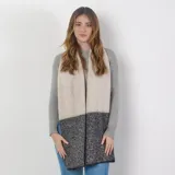 Bufanda larga rectangular color beige, confeccionada en tejido acrílico.