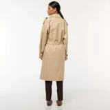 Gabardina larga color beige, con cuello solapa, doble botonadura frontal, trabillas ajustables en las muñecas y cinturón con hebilla. Presenta un corte recto y largo hasta la mitad de la pantorrilla.