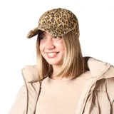 Gorra tipo baseball con estampado de leopardo y detalles desgastados en la visera.