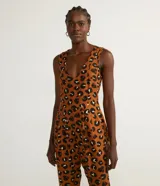 Mono largo color marrón con estampado animal print, escote en V y corte capri.