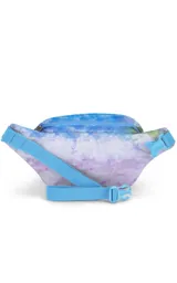 Riñonera negra de la marca JanSport, modelo Fifth Avenue, con parche frontal de la marca y cierres metálicos.