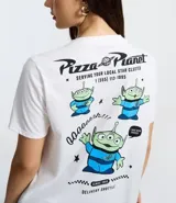 Remera blanca de manga corta y cuello redondo con estampa gráfica en la espalda de los marcianos de Toy Story y el logo de Pizza Planet.