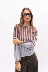 Buzo de tejido de punto con diseño de rayas verticales en tonos marrón y gris claro, de corte crop, cuello redondo y mangas largas con puños acampanados.