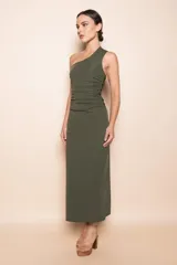 Vestido largo verde militar de un solo hombro con diseño drapeado en el torso y detalle de hebilla dorada en la espalda.
