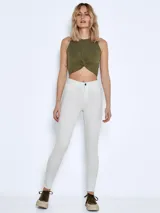 Jean skinny de tiro alto con diseño ajustado, bolsillos clásicos y cierre frontal de botón y cremallera.
